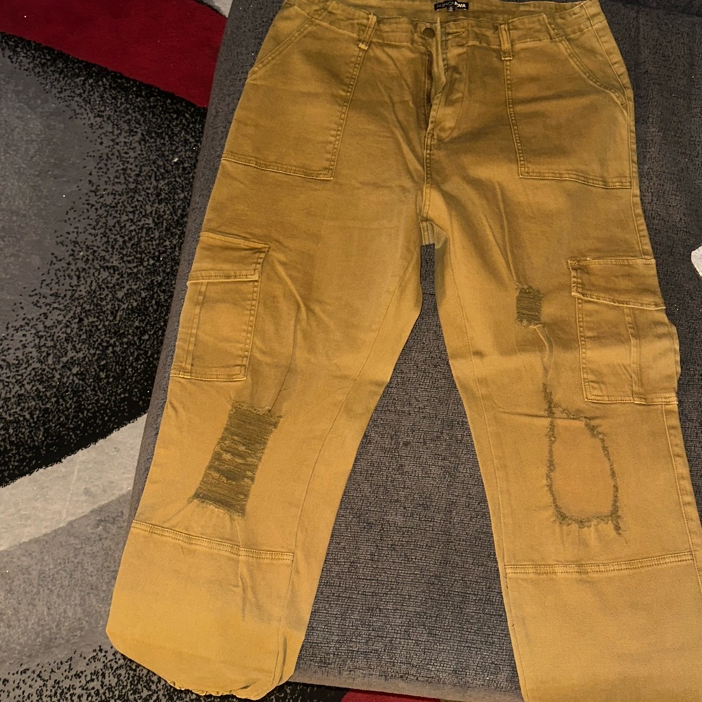 Curve-Plus stretch pants. Size 1X, Slight stretch, Distressed knees. New